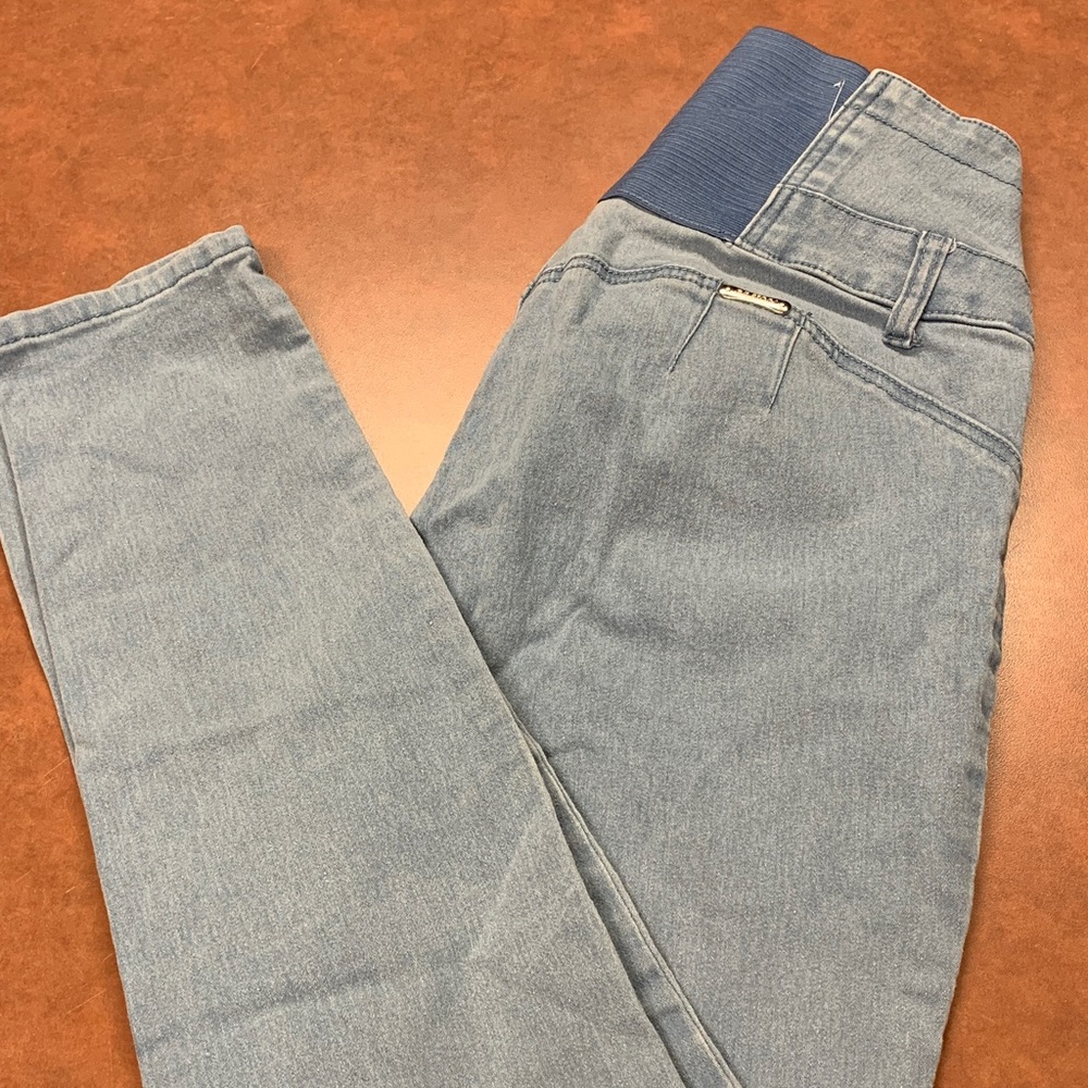 High waisted Columbian jeans with cuts